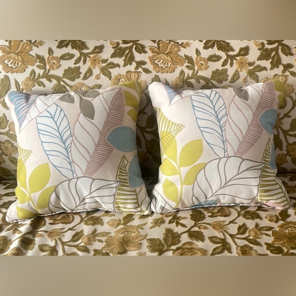 Leaf Pattern Throw Pillows Set of 2 - Multicolor
